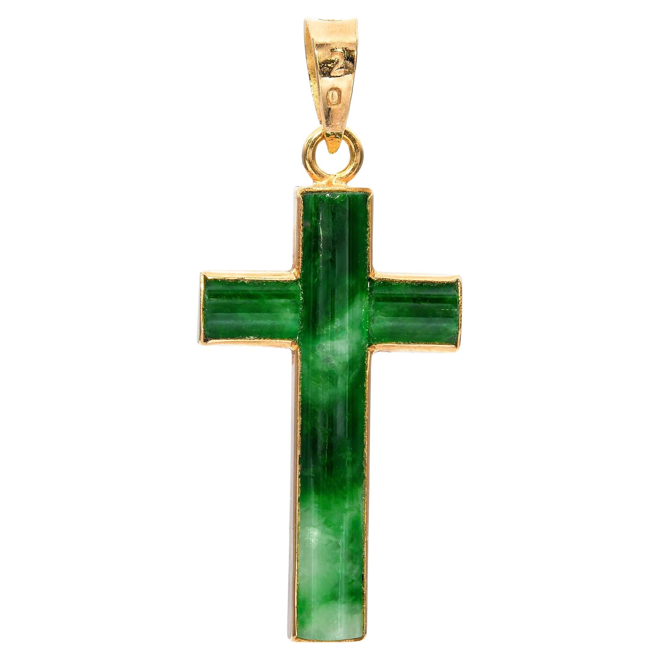 Ciondolo a croce in giadeite verde d'epoca in oro giallo