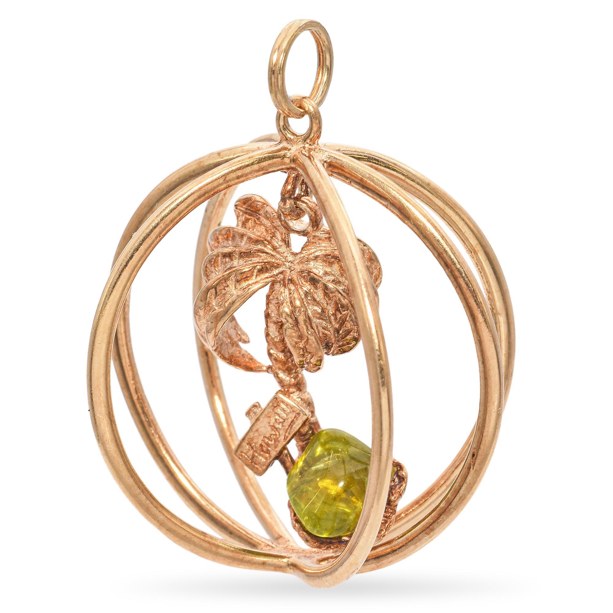 Scopri il fascino unico di questo squisito ciondolo/bracciale, una creazione accattivante.
Realizzato in metallo dai toni caldi, il ciondolo presenta un disegno dettagliato di una palma, con foglie strutturate e un tronco contorto.
Sospeso