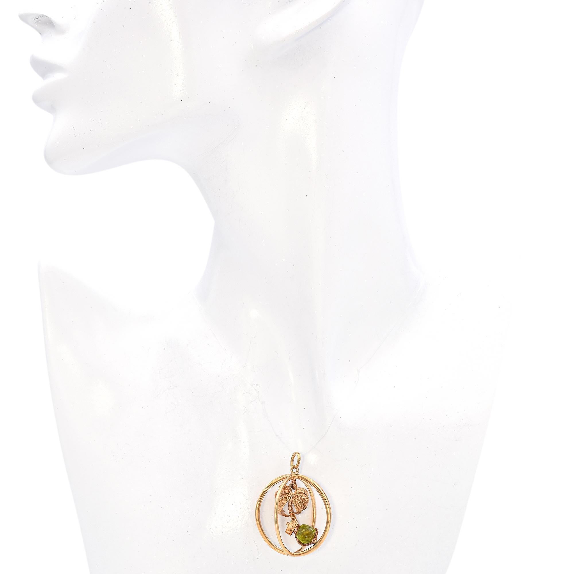 Ciondolo vintage in oro giallo con peridoto e palma delle Hawaii in vendita 1