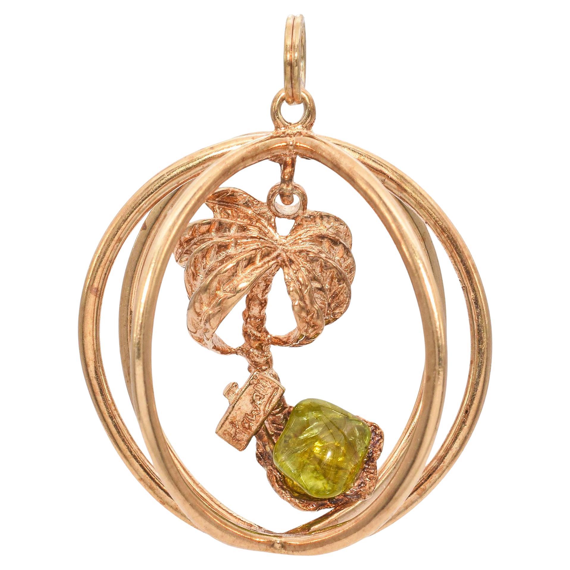 Ciondolo vintage in oro giallo con peridoto e palma delle Hawaii in vendita
