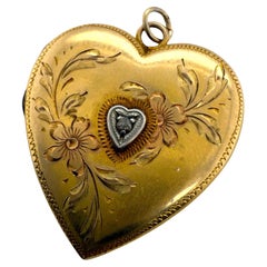 Colgante vintage de oro amarillo con forma de corazón 1943