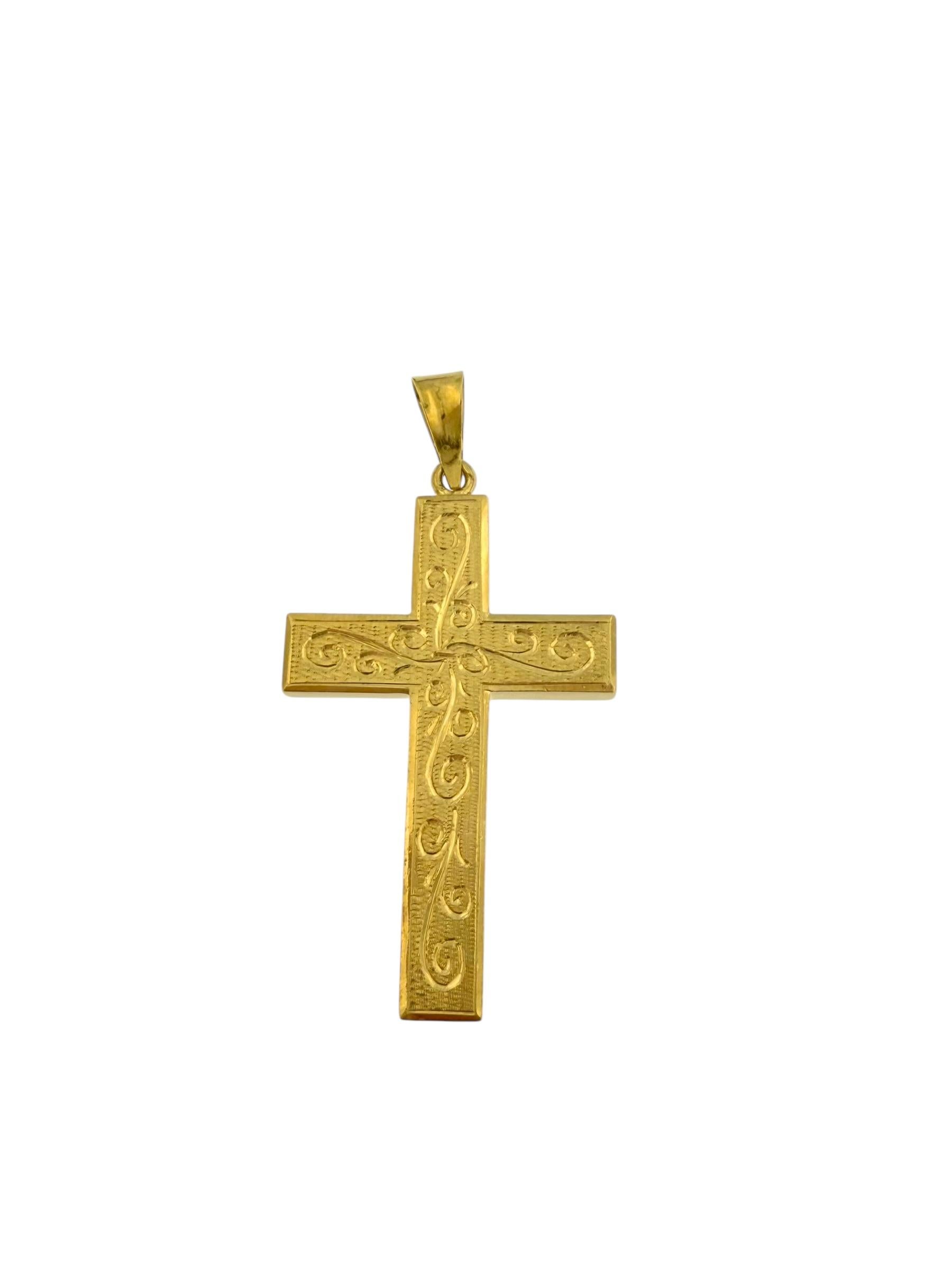 Cette exquise croix italienne vintage est fabriquée de main de maître en or jaune 18 carats et présente un superbe motif de feuilles qui respire l'élégance et l'art. La croix est magnifiquement sculptée, avec des détails complexes qui soulignent