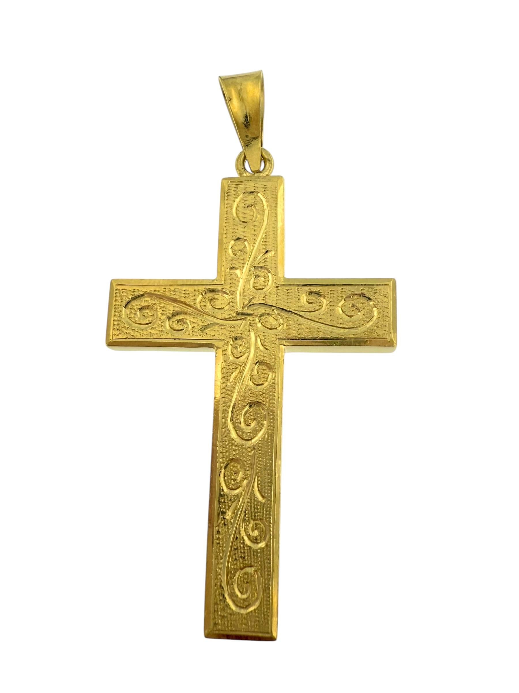 Artisan Croix italienne vintage en or jaune avec motif de feuilles en vente