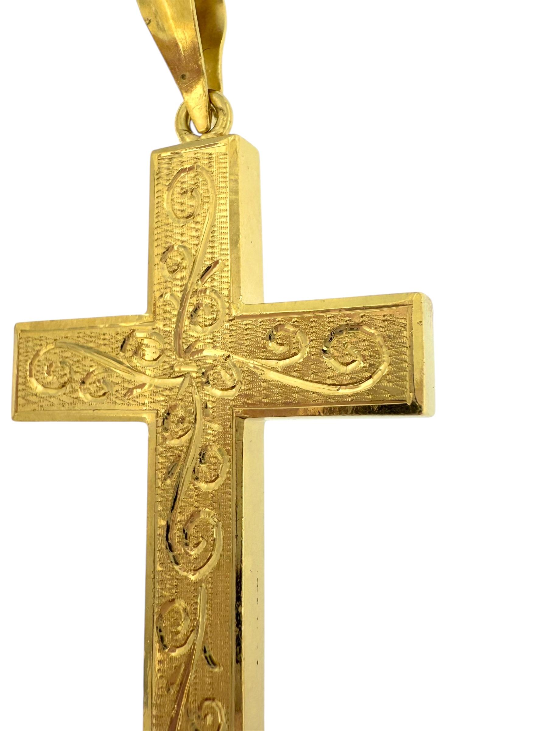 Croix italienne vintage en or jaune avec motif de feuilles Bon état - En vente à Esch sur Alzette, Esch-sur-Alzette