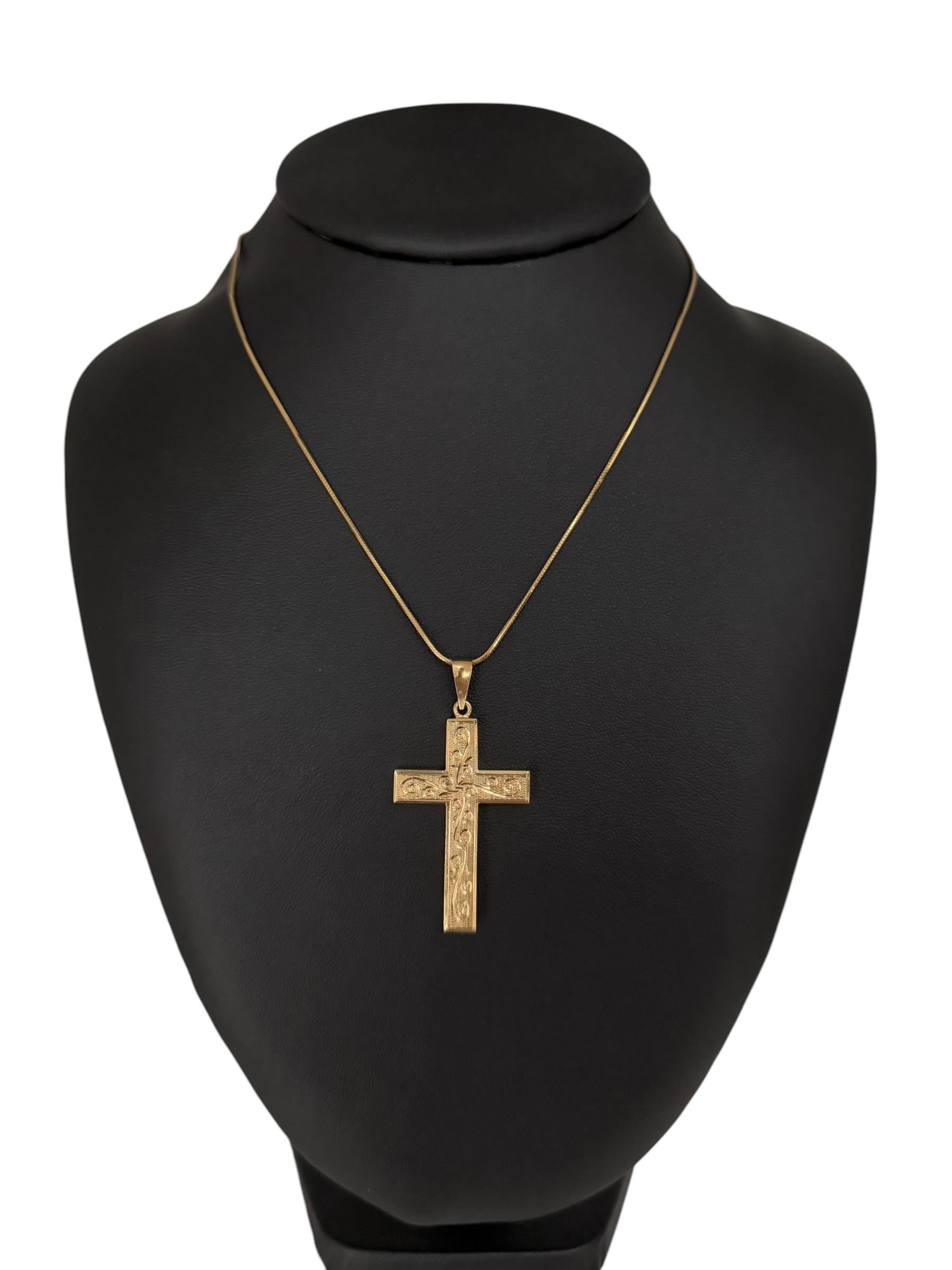 Croix italienne vintage en or jaune avec motif de feuilles en vente 1