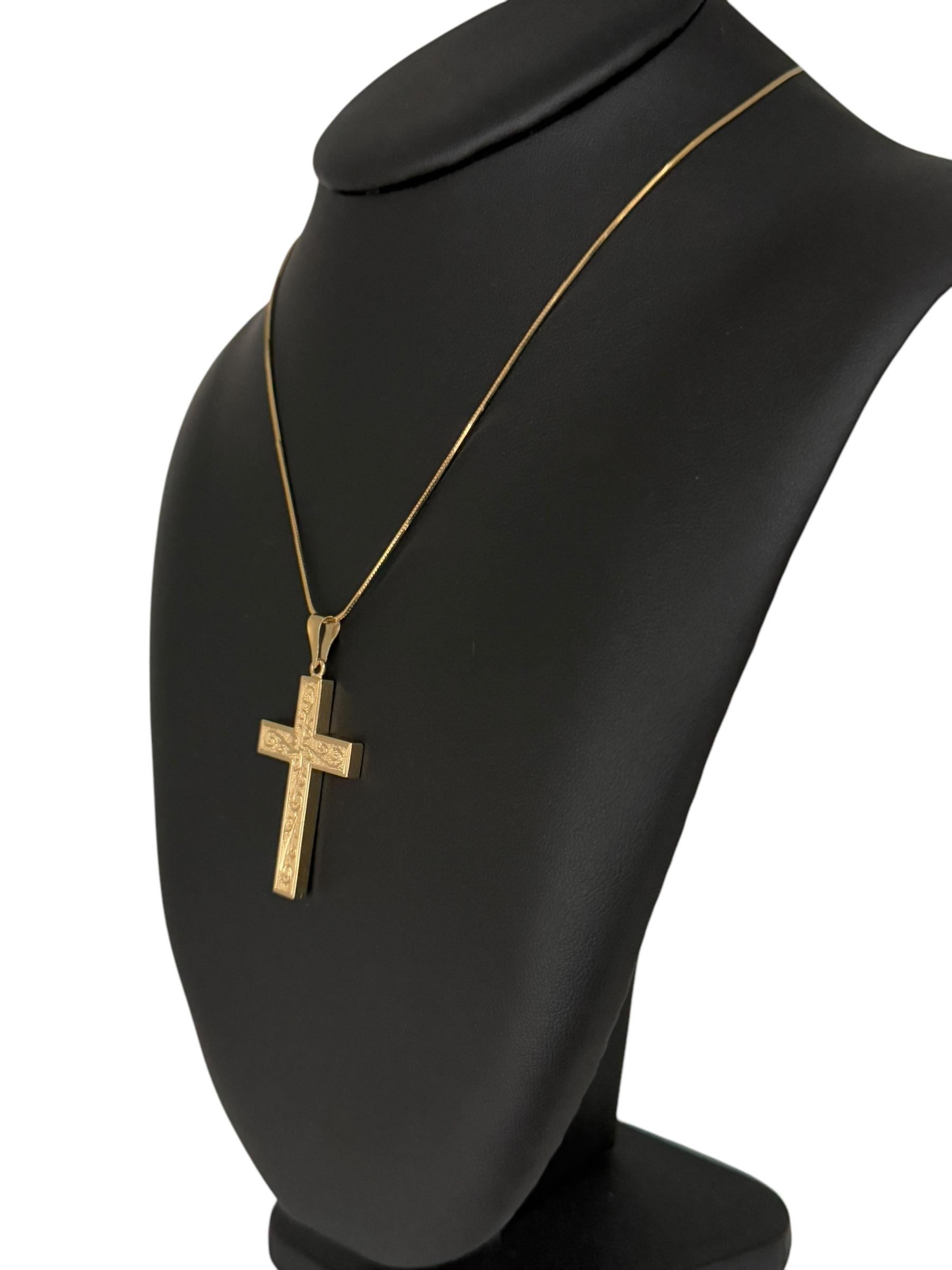 Croix italienne vintage en or jaune avec motif de feuilles en vente 2