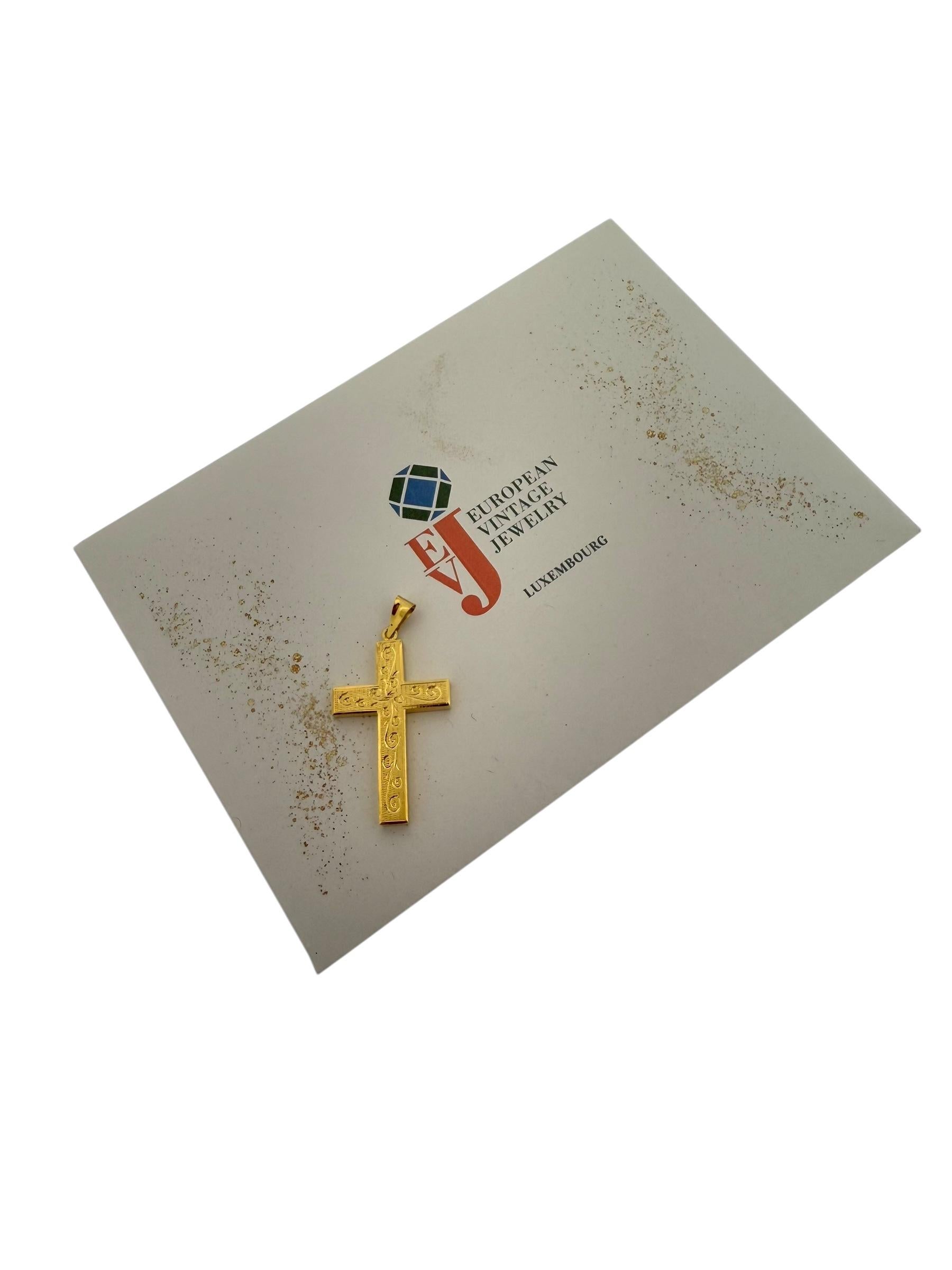 Croix italienne vintage en or jaune avec motif de feuilles en vente 4