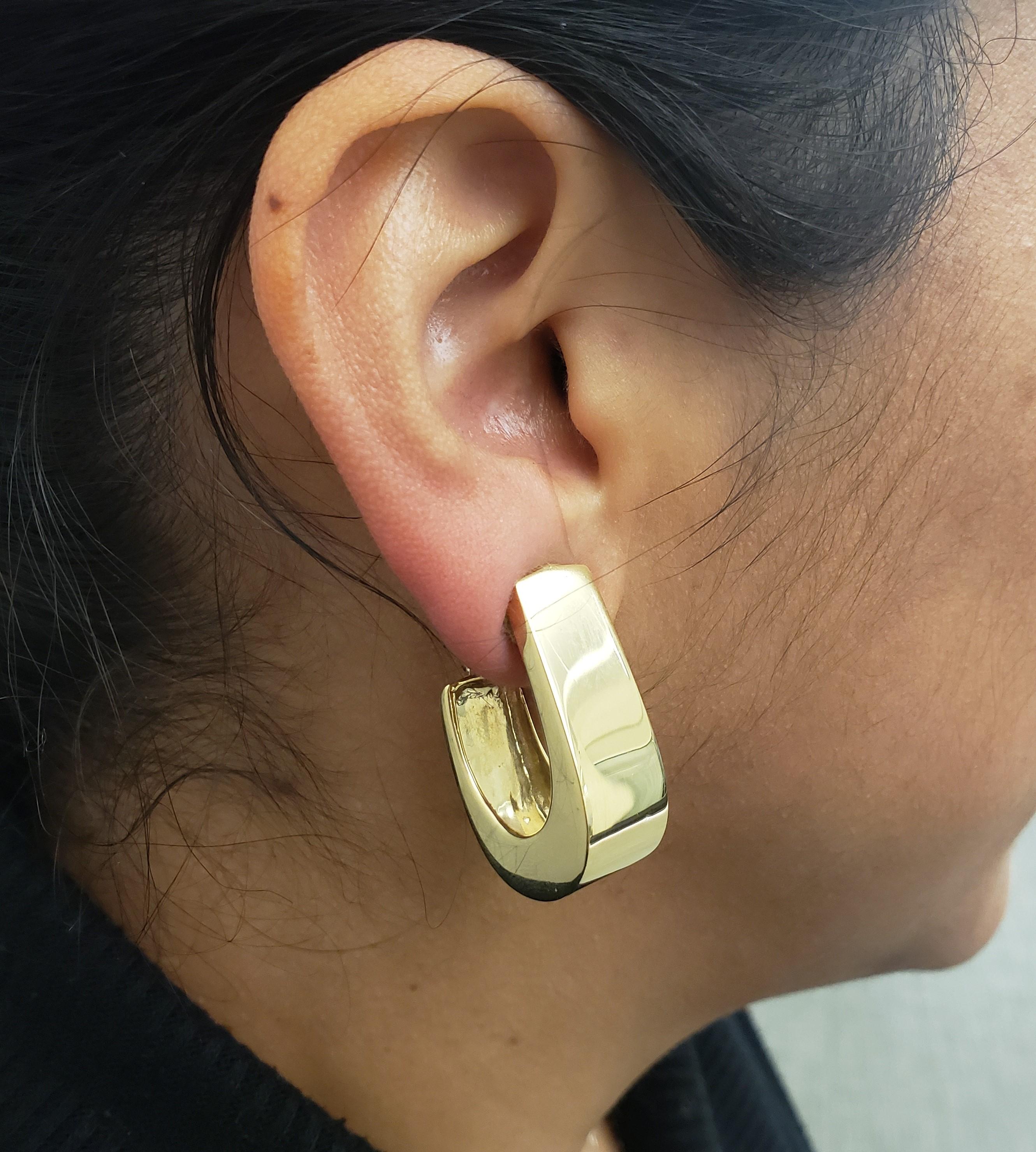 Vintage Yellow Gold J-Shaped Half Hoop Earrings In Excellent Condition In New York, NY