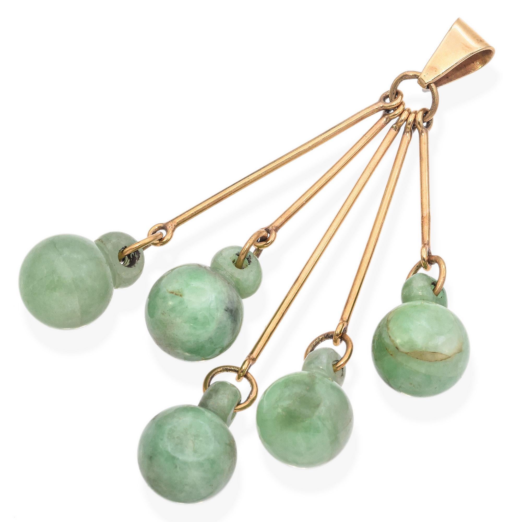 Non taillé Pendentif en or jaune vintage avec grappe de jade en vente