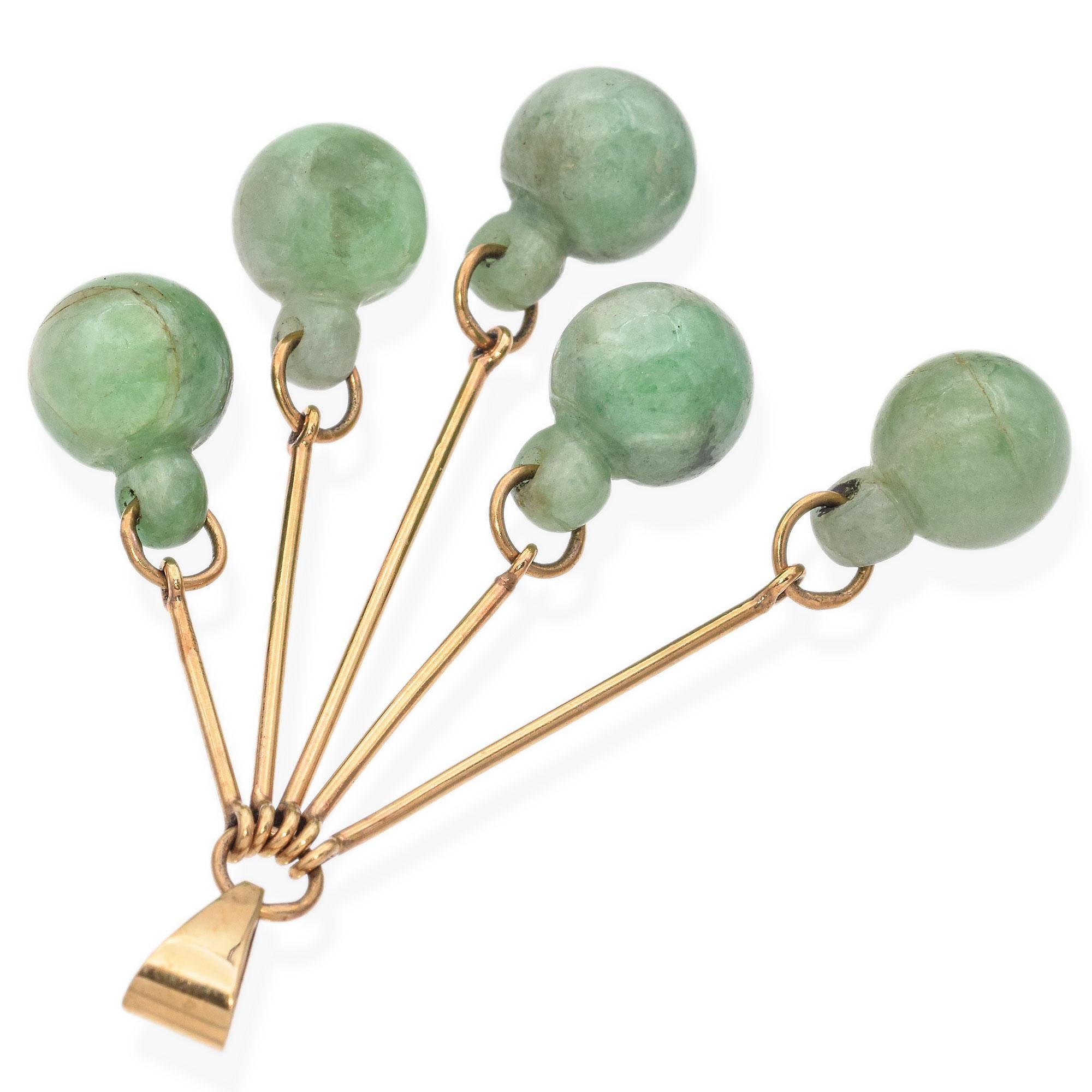 Pendentif en or jaune vintage avec grappe de jade Bon état - En vente à New York, NY