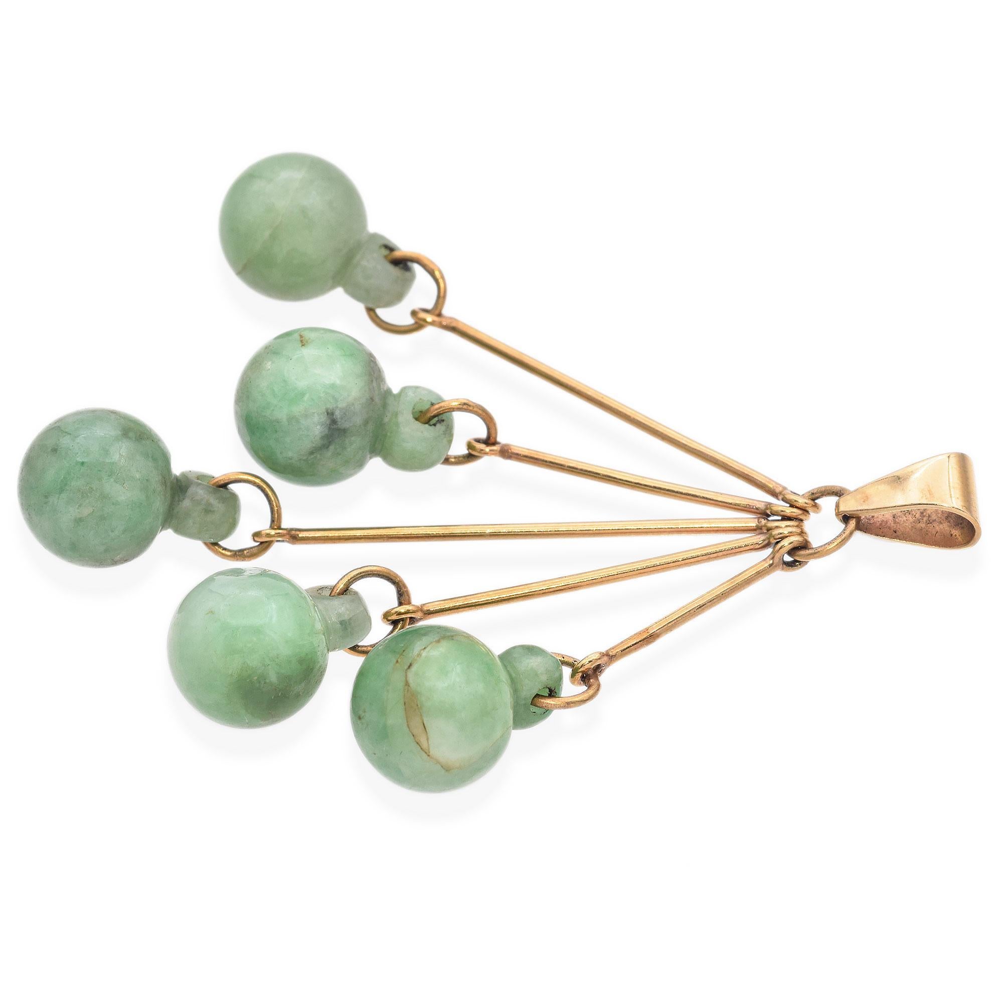 Pendentif en or jaune vintage avec grappe de jade Pour femmes en vente
