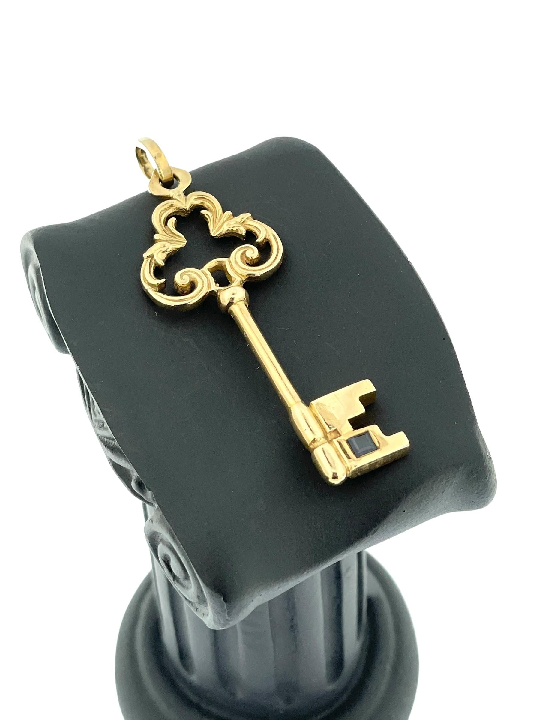 Vintage Yellow Gold Key Pendant with Sapphire In Good Condition For Sale In Esch sur Alzette, Esch-sur-Alzette