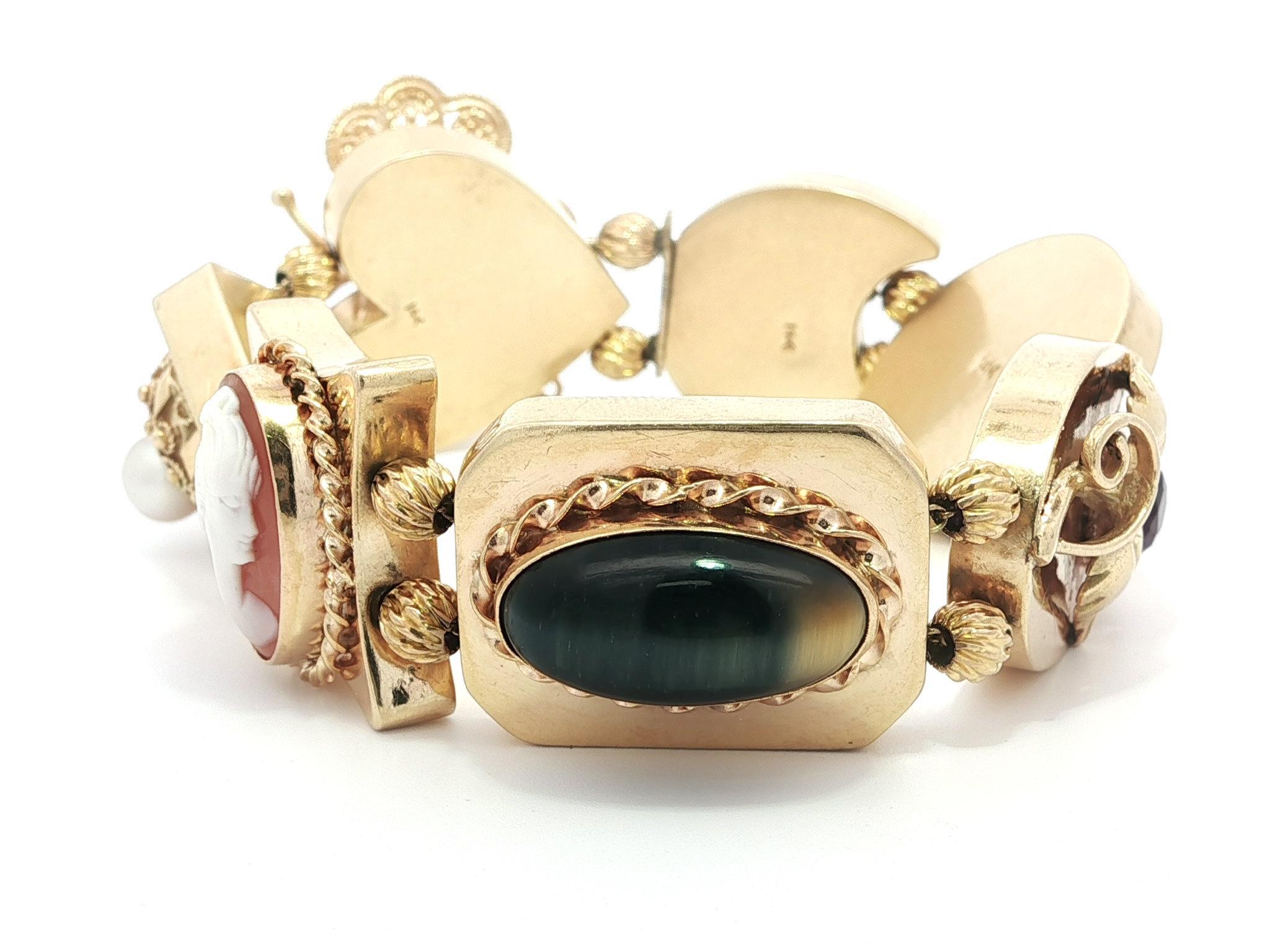 --Pierre(s) :...
Plusieurs pierres précieuses dont la perle, l'améthyste, le grenat, l'œil de tigre, le camée et autres.

MATERIAL : Or jaune 14k massif
Poids : 65,44 grammes
Type : Grand bracelet coulissant substantiel, avec des maillons papillon,
