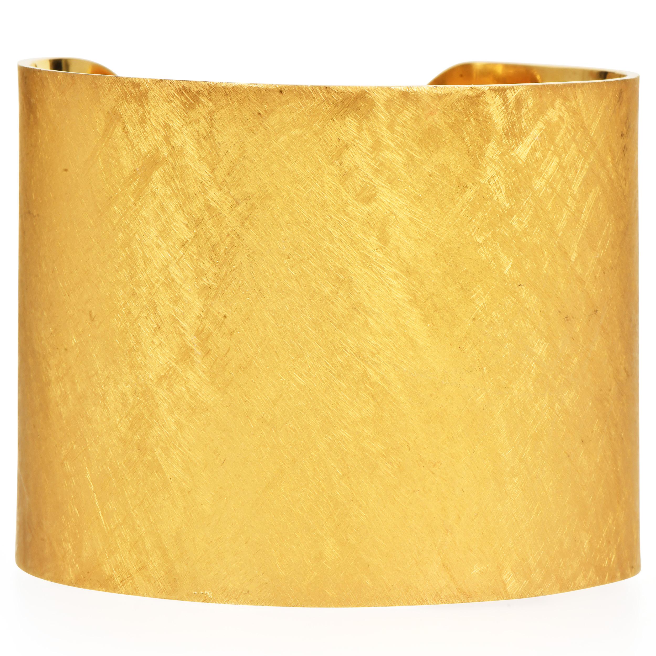 1980er breites Manschettenarmband, handgefertigt aus massivem 14K Gelbgold. Die Oberfläche weist eine reichhaltige gebürstete Textur auf, die dem Stück ein kühnes skulpturales Aussehen verleiht. Das offene Manschettendesign ermöglicht eine einfache