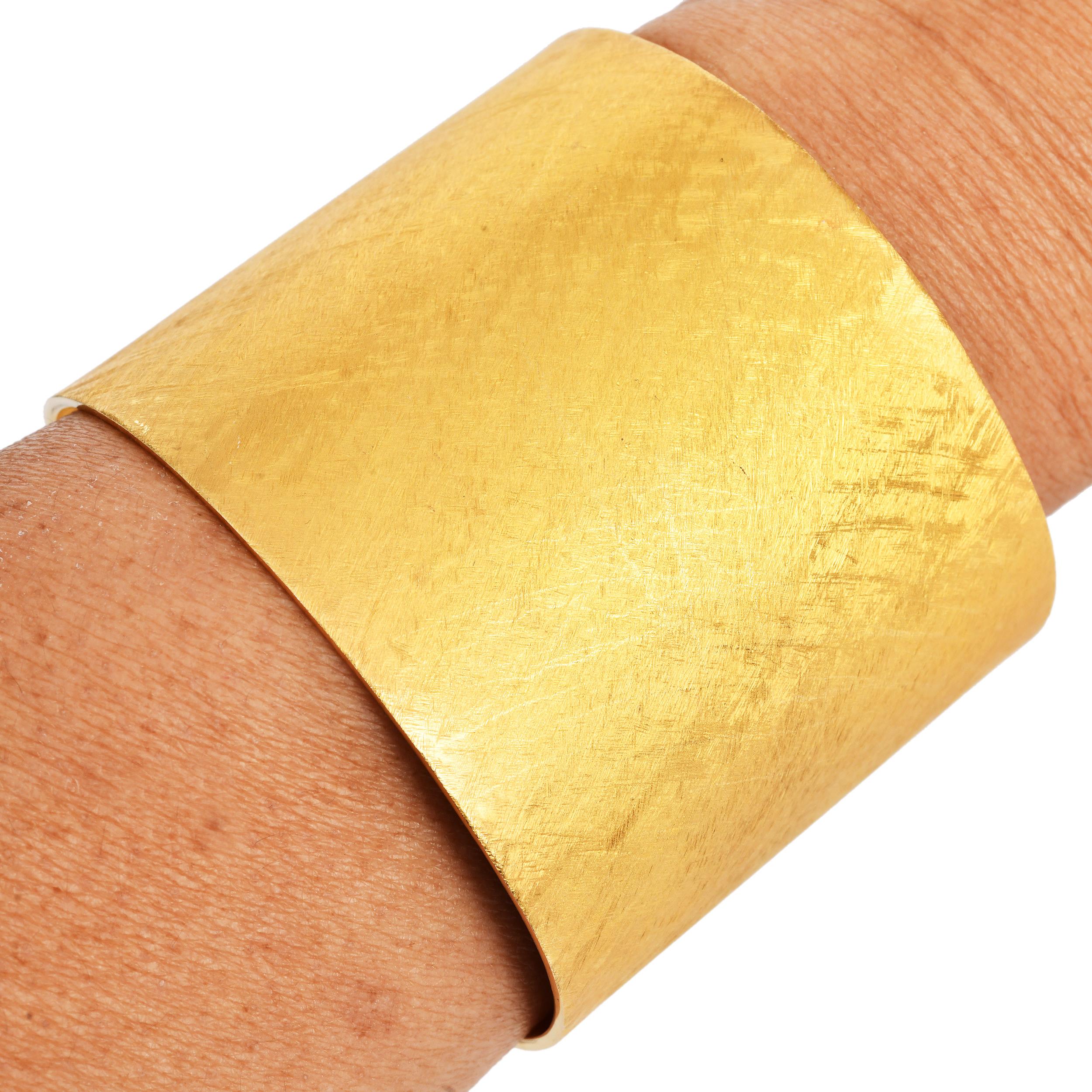 Vintage Gelbgold große breite texturierte Goldmanschette Armband im Angebot 3