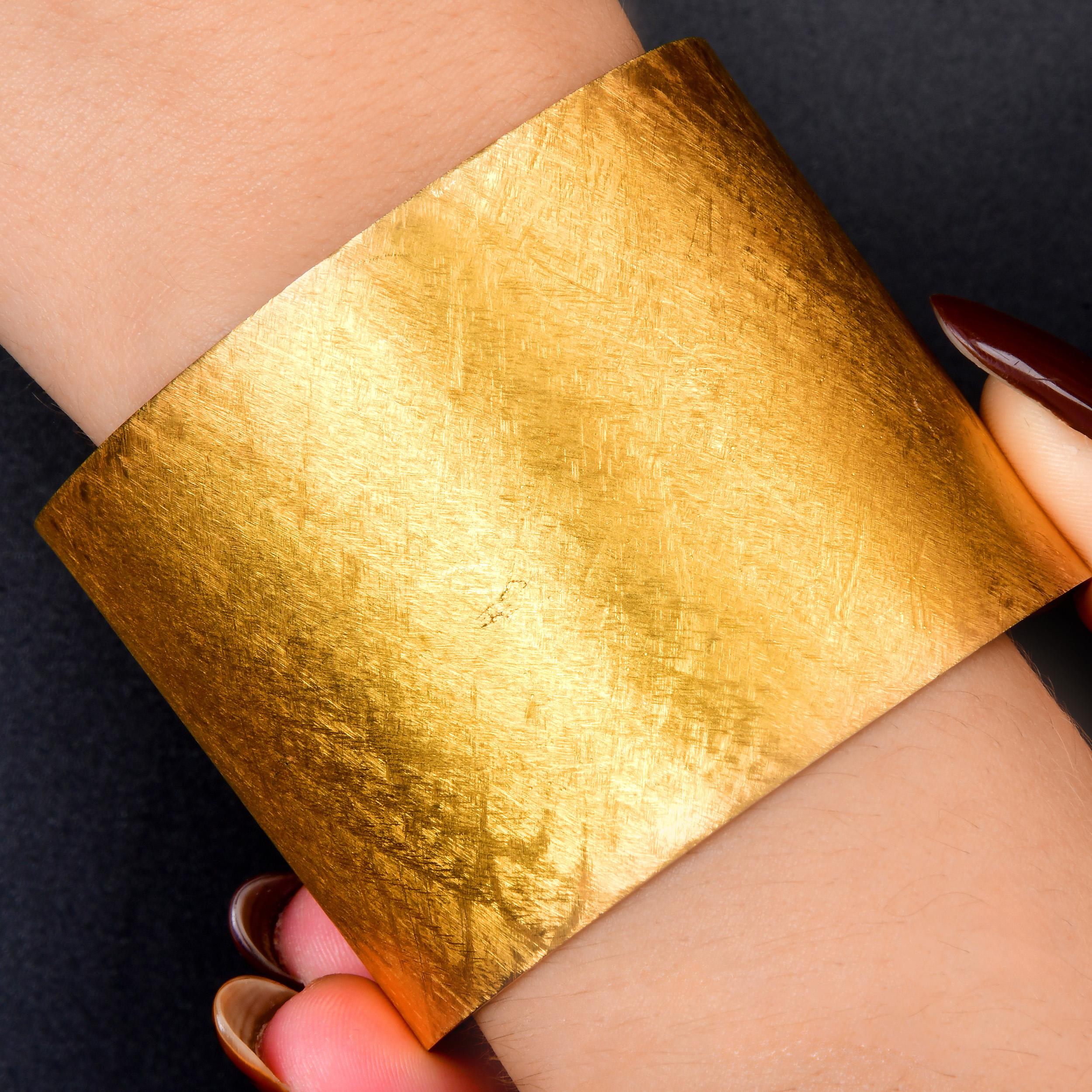 Vintage Gelbgold große breite texturierte Goldmanschette Armband im Angebot 4
