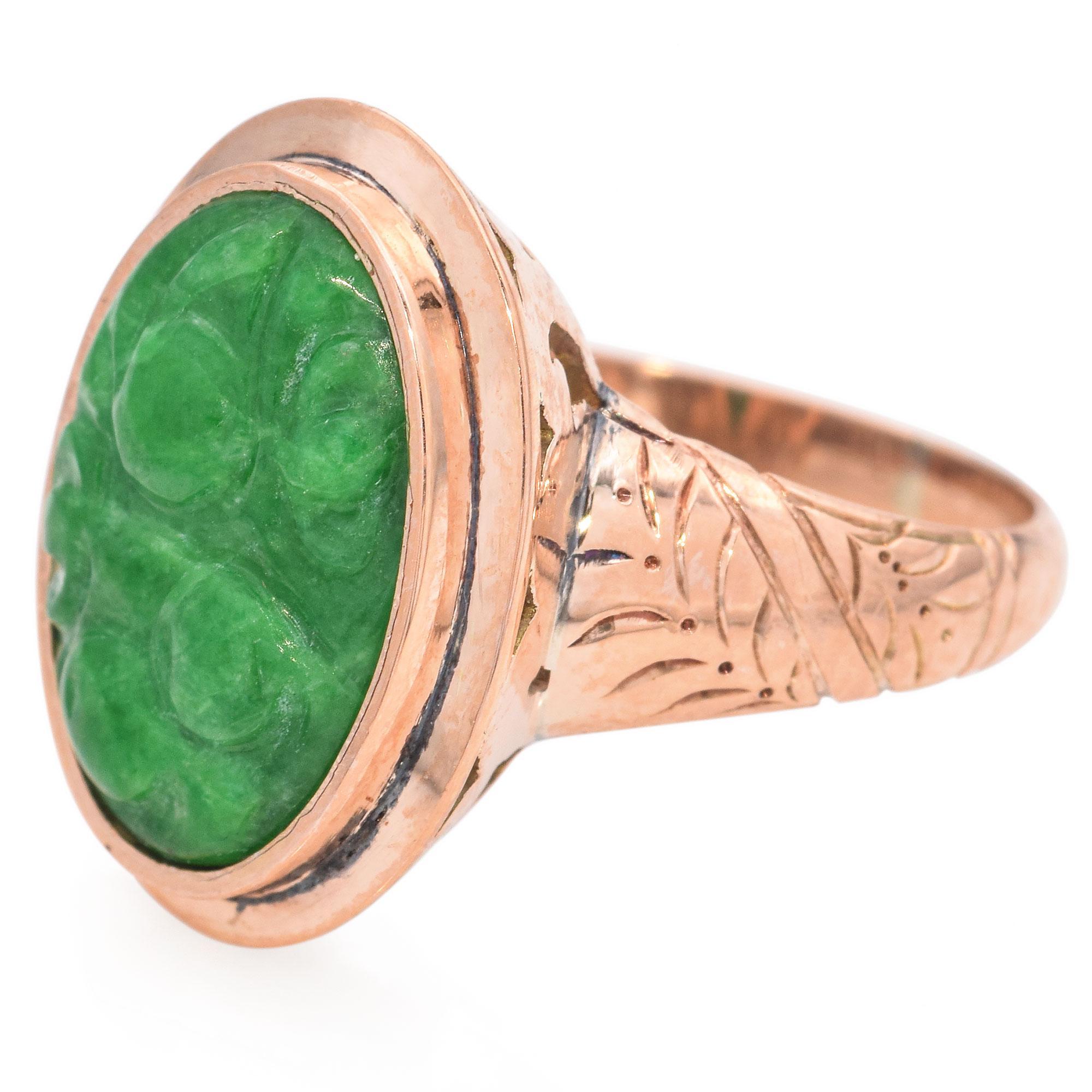 Vintage Yellow Gold Leaf Motif with Carved Green Jade Ring In Good Condition For Sale In New York, NY