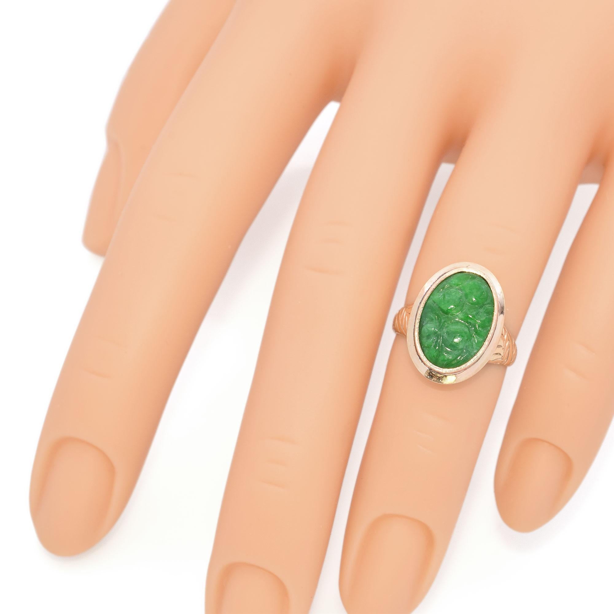 Vintage Yellow Gold Leaf Motif with Carved Green Jade Ring For Sale 1