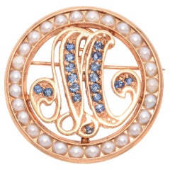 Spilla con ciondolo in oro giallo d'epoca con perle e zaffiri con l'iniziale "M"