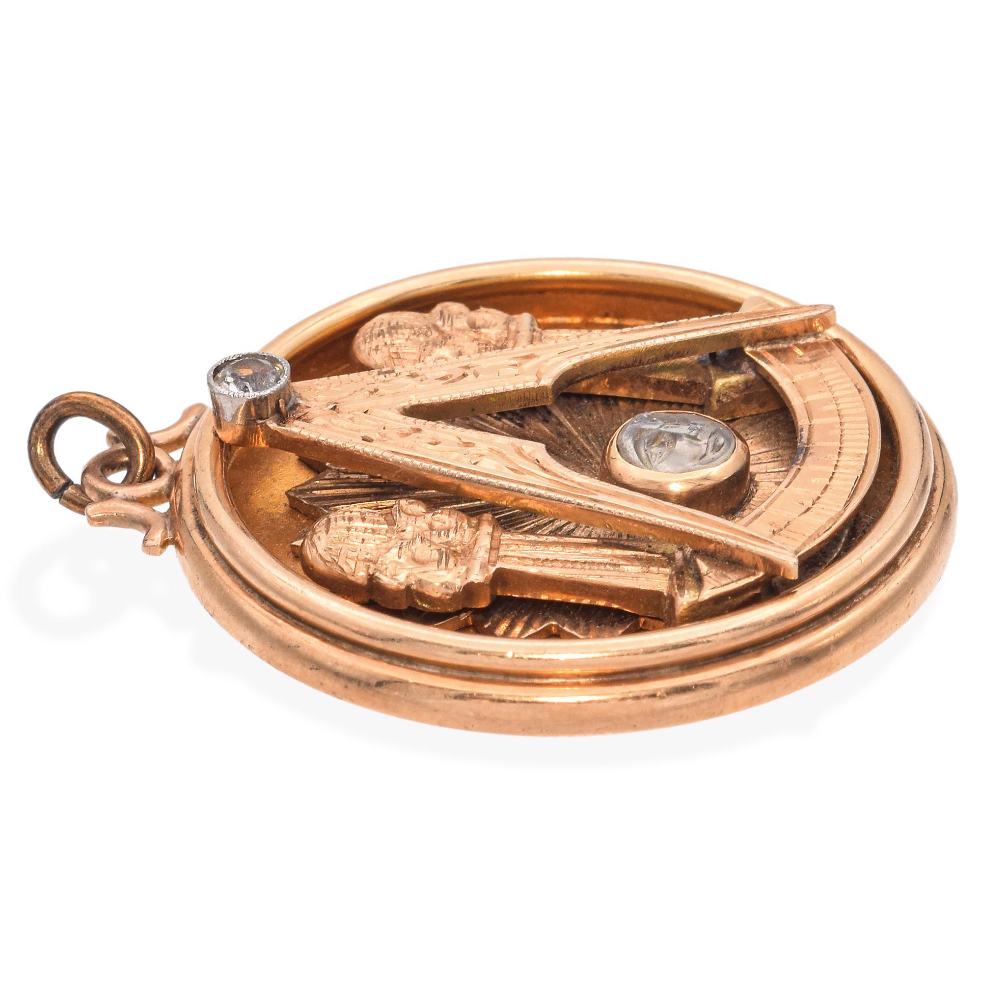 Masonischer Vintage-Anhänger aus Gelbgold mit Diamanten und Mondstein-Gesicht (Rundschliff) im Angebot