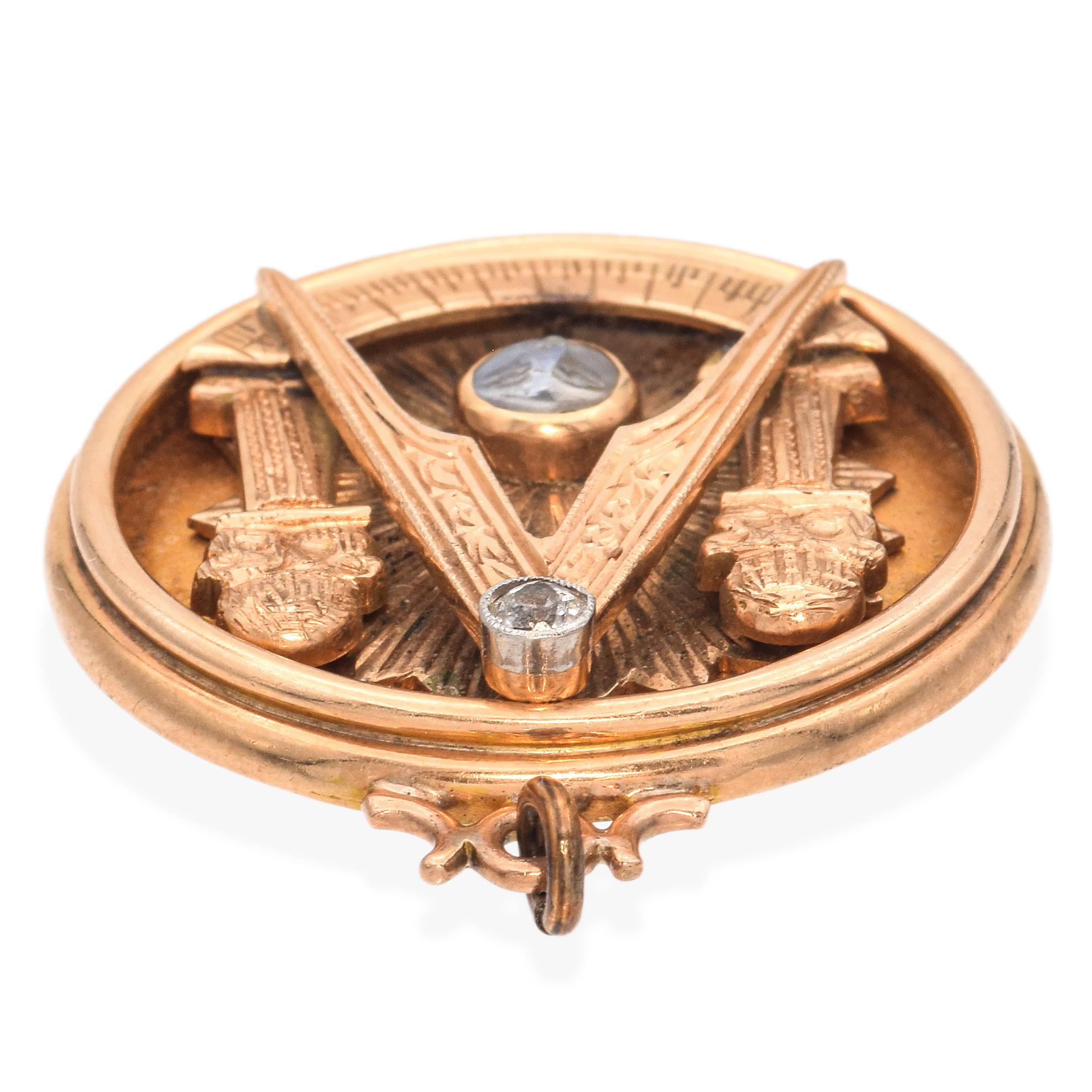 Masonischer Vintage-Anhänger aus Gelbgold mit Diamanten und Mondstein-Gesicht im Zustand „Gut“ im Angebot in New York, NY