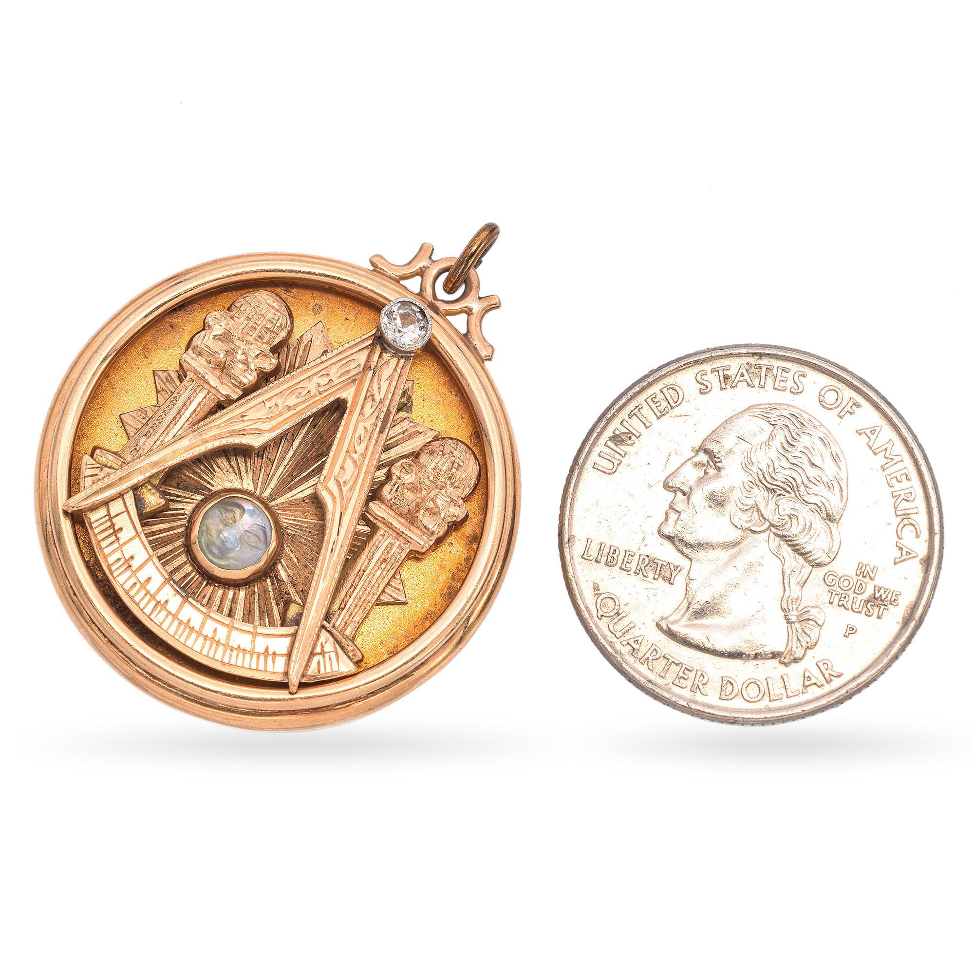 Masonischer Vintage-Anhänger aus Gelbgold mit Diamanten und Mondstein-Gesicht Damen im Angebot