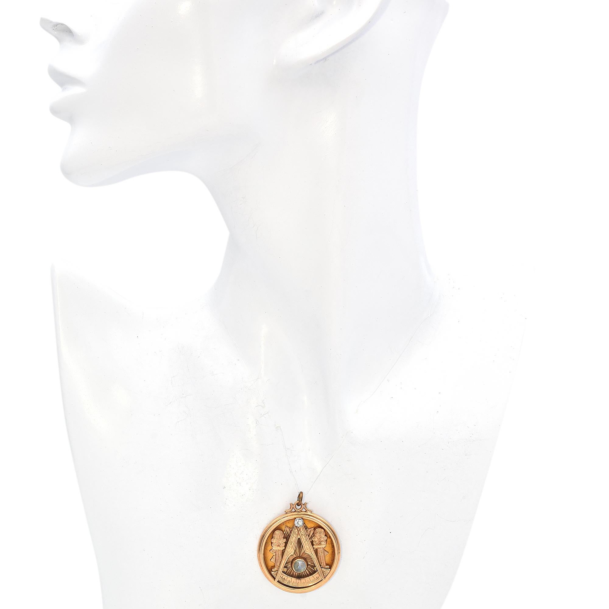 Masonischer Vintage-Anhänger aus Gelbgold mit Diamanten und Mondstein-Gesicht im Angebot 1
