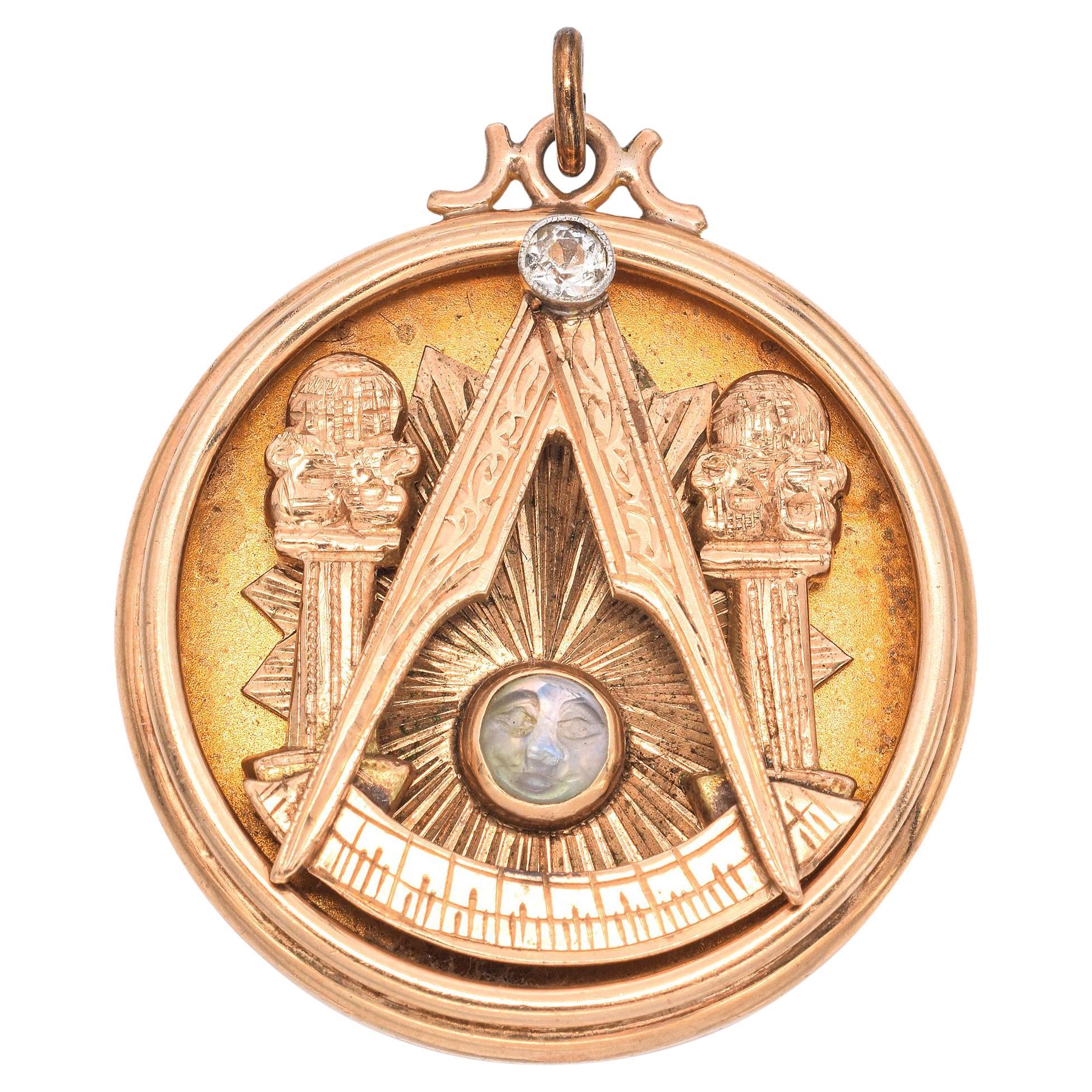 Masonischer Vintage-Anhänger aus Gelbgold mit Diamanten und Mondstein-Gesicht im Angebot