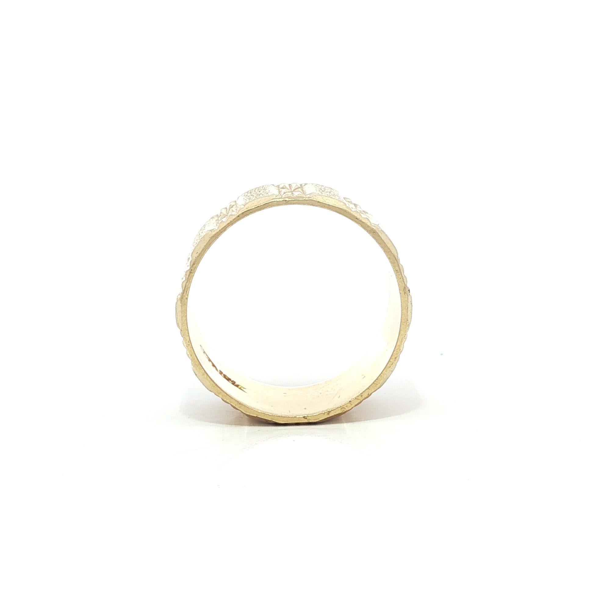MATERIAL: 18k Gelbgold
Gewicht: 7.16 Gramm
Ringgröße: 5.5 (passt auf den Finger, Artikel kann nicht angepasst werden)
Ringbreite: 9,8 mm (0,38