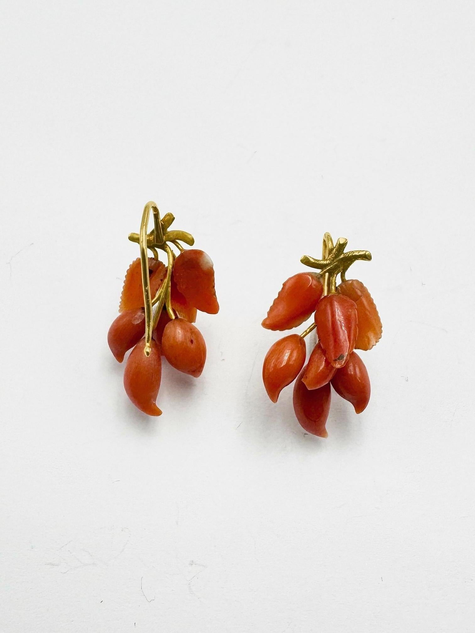 Vintage Yellow Gold mid 1800s South Italy Coral Drop Earrings In Good Condition For Sale In Rome, IT