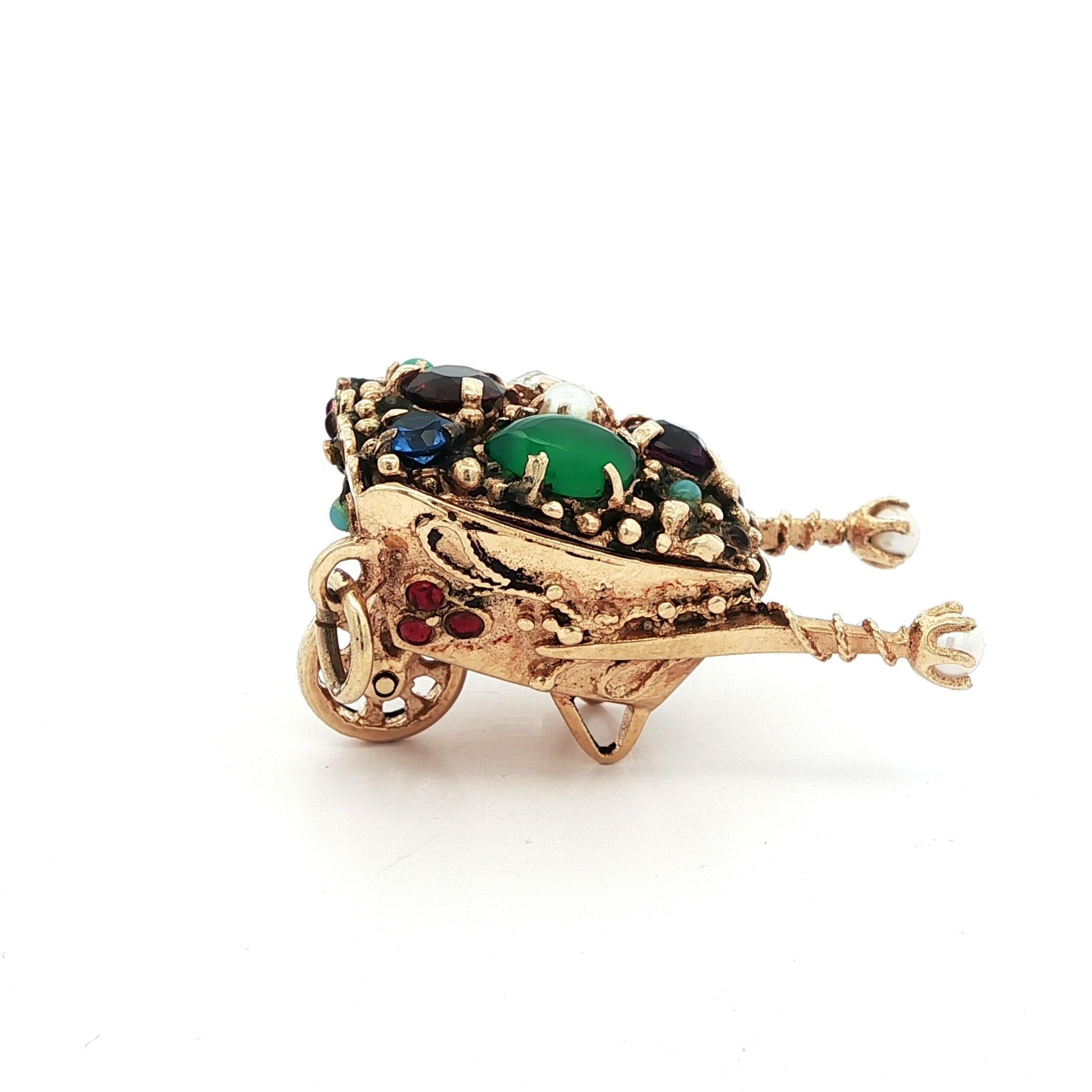 Pendentif Brouette Fonctionnelle en or jaune Vintage multi pierres Bon état - En vente à Montclair, NJ