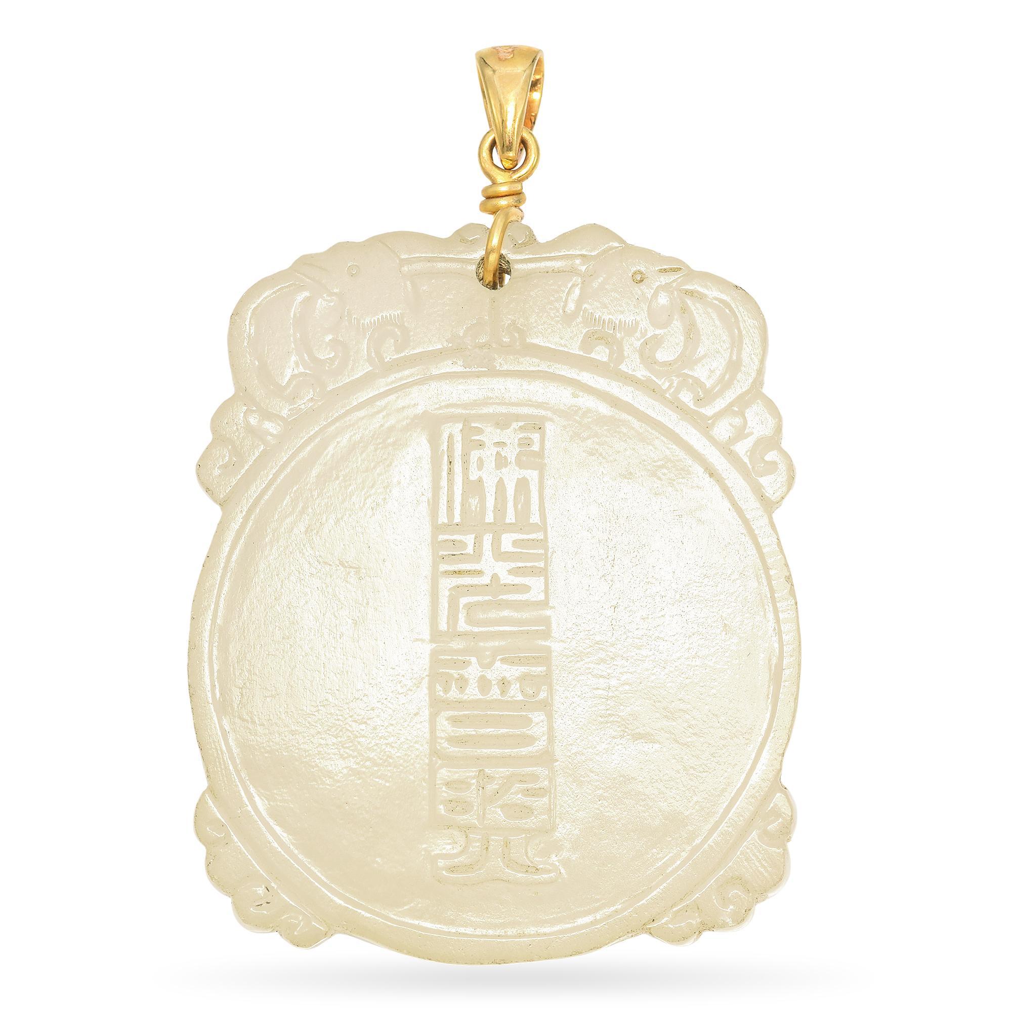 Découvrez la beauté sereine de ce pendentif en Jade gras de mouton vintage
Fabriqué en or jaune, ce pendentif est réversible. La face avant présente une sculpture de jade détaillée représentant un Bouddha assis, entouré de motifs complexes.
L'autre
