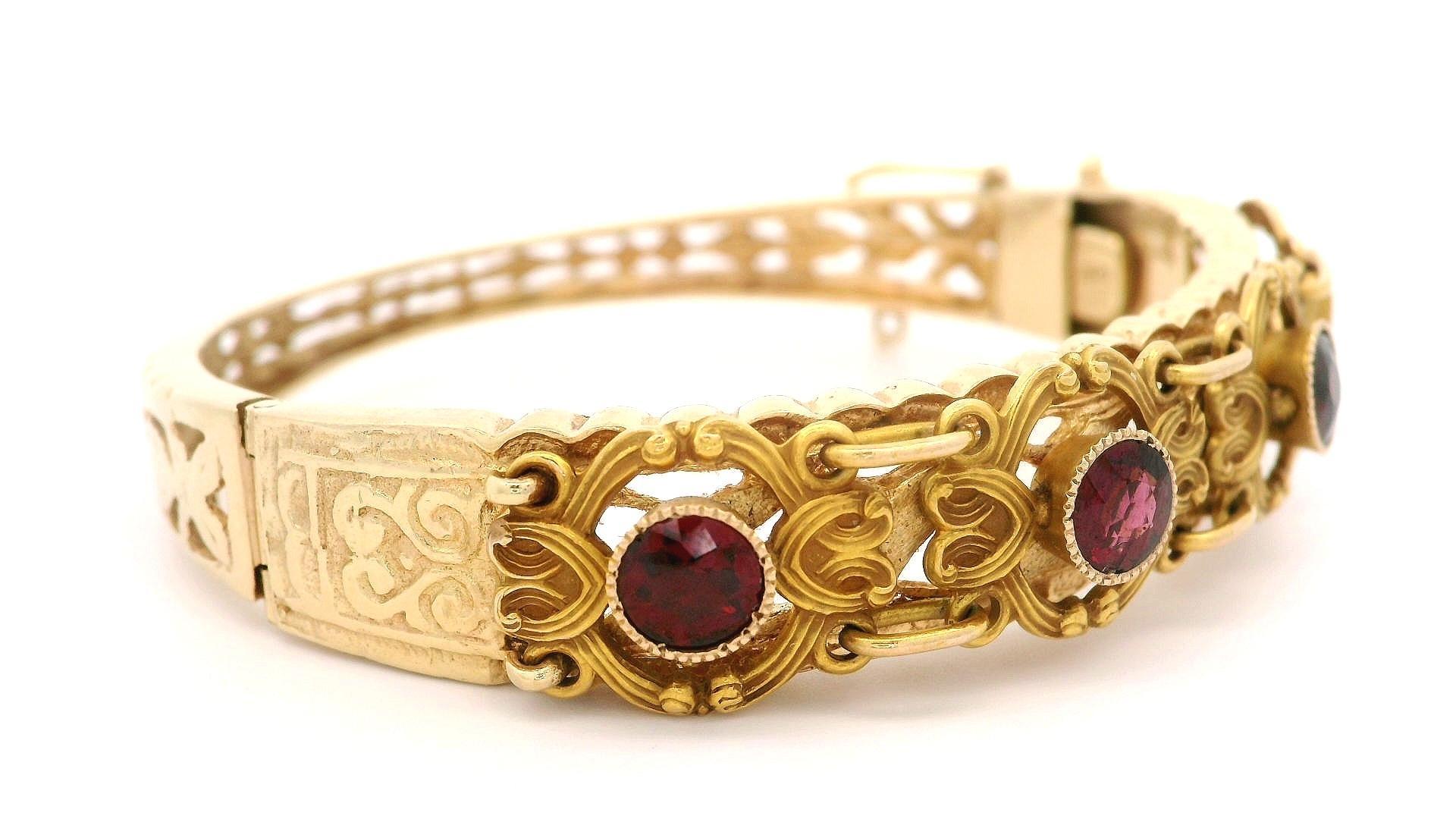 Vintage Yellow Gold Old Round Garnet Textured Open Work Hinged Bangle Bracelet In Good Condition For Sale In Montclair, NJ