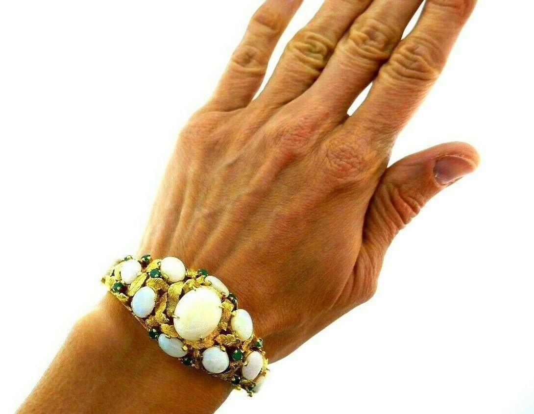 Magnifique bracelet vintage en opale et émeraude en or jaune 14k. 
Présente un excellent travail de filigrane. Les émeraudes sont taillées en rond, les opales en cabochon.
Mesures : 1