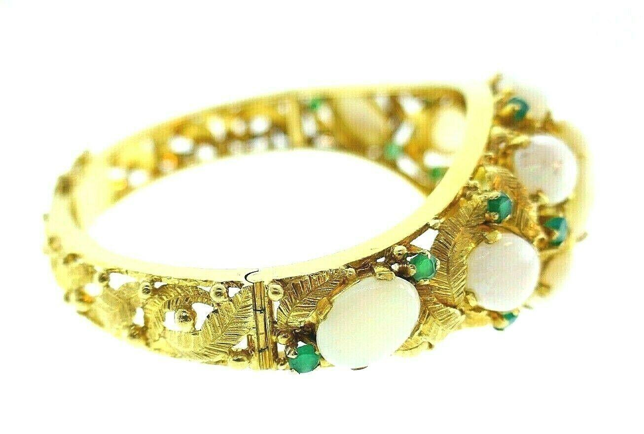 Bracelet jonc vintage en or jaune avec opales et émeraudes Excellent état - En vente à Beverly Hills, CA
