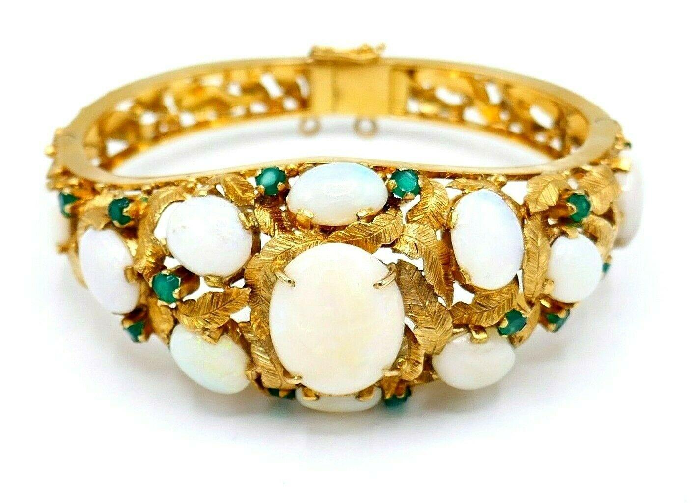 Taille ronde Bracelet jonc vintage en or jaune avec opales et émeraudes en vente