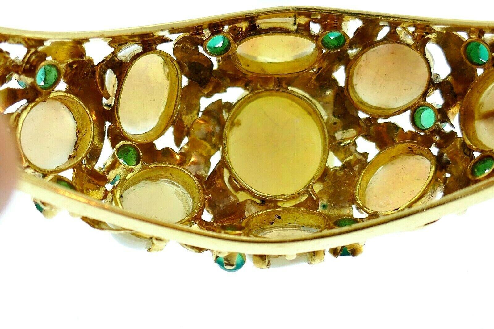 Bracelet jonc vintage en or jaune avec opales et émeraudes Pour femmes en vente