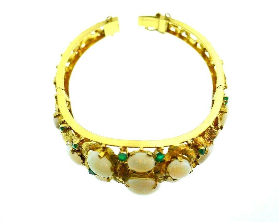 Bracelet jonc vintage en or jaune avec opales et émeraudes en vente 1