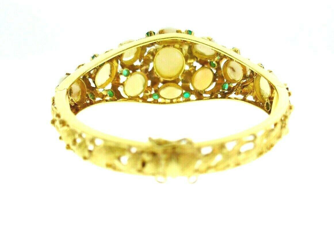 Bracelet jonc vintage en or jaune avec opales et émeraudes en vente 2