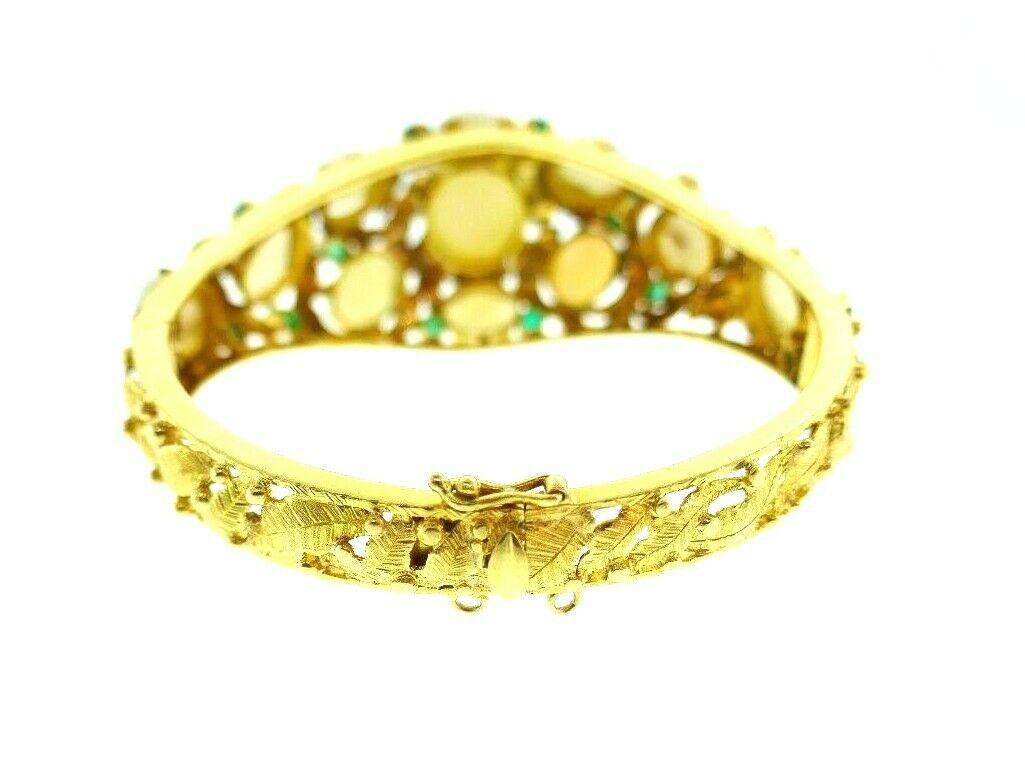 Bracelet jonc vintage en or jaune avec opales et émeraudes en vente 3
