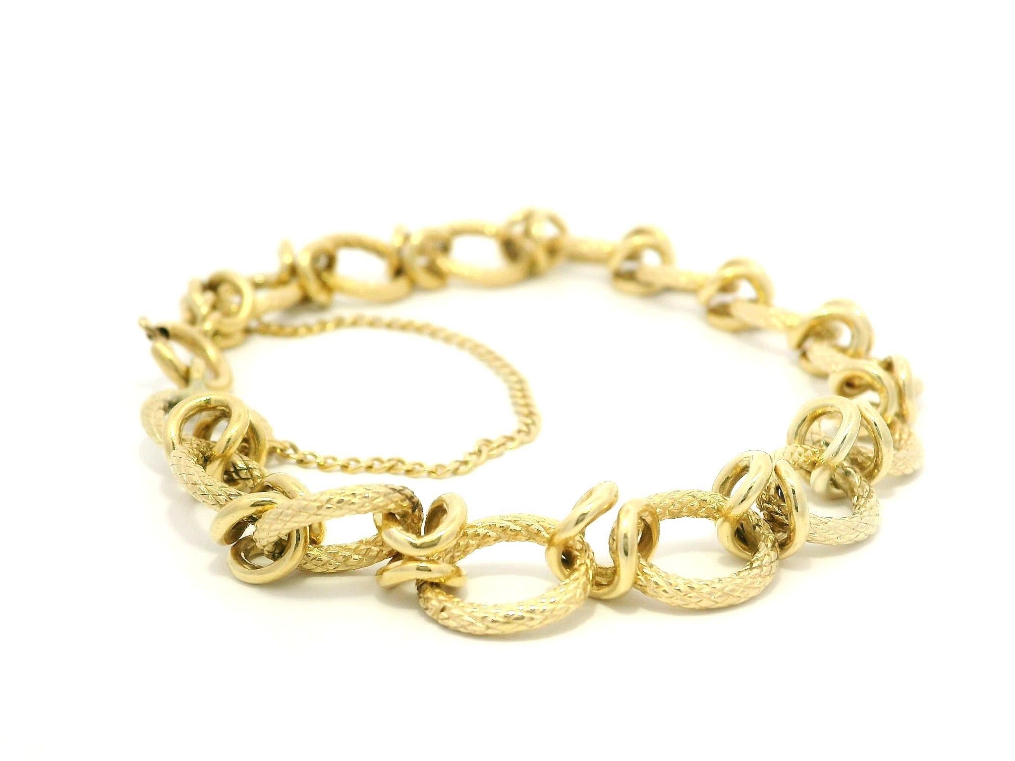 Bracciale d'epoca in oro giallo aperto ovale con pelle di serpente e stazione a spirale A Link in vendita 1