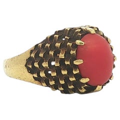 Vintage-Ring aus Gelbgold mit ovalem Cabochon-Korallen-Solitaire und strukturierter, gewölbter Fassung