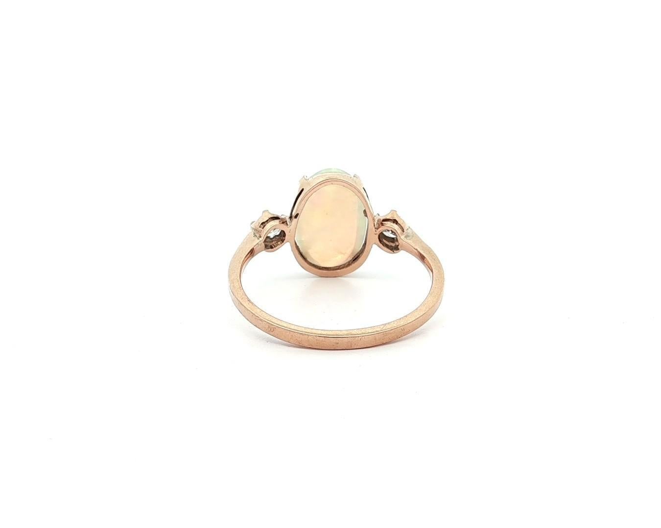 Anello d'epoca in oro giallo con opale ovale cabochon e diamanti da 0,14 carati con 3 pietre in vendita 6
