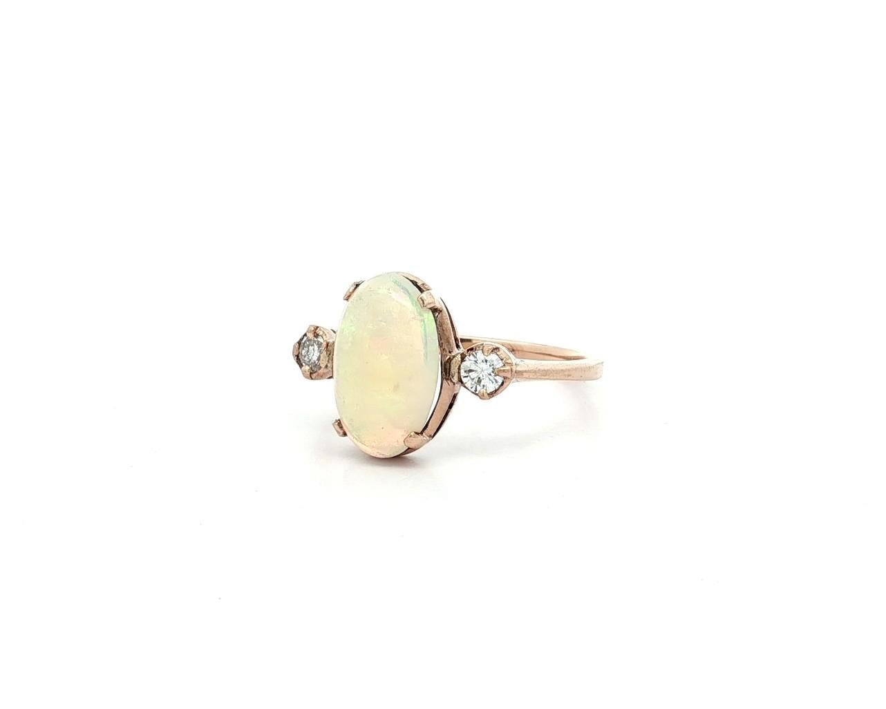 Anello d'epoca in oro giallo con opale ovale cabochon e diamanti da 0,14 carati con 3 pietre in vendita 8