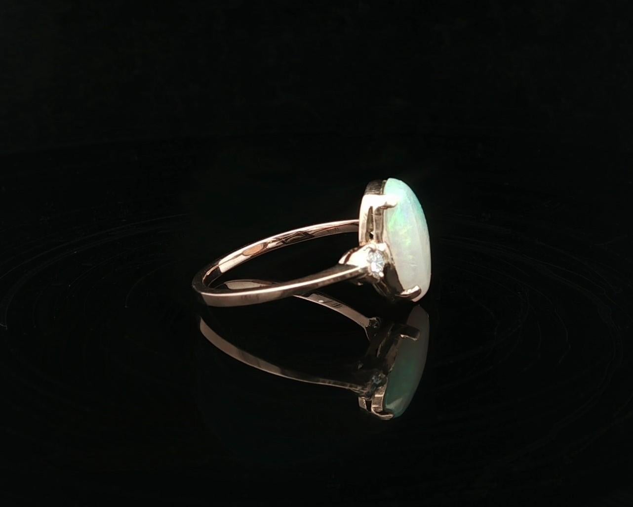 Anello d'epoca in oro giallo con opale ovale cabochon e diamanti da 0,14 carati con 3 pietre In condizioni buone in vendita a Montclair, NJ