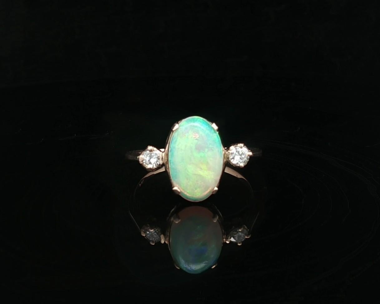 Anello d'epoca in oro giallo con opale ovale cabochon e diamanti da 0,14 carati con 3 pietre in vendita 1