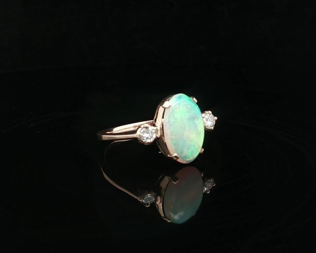 Anello d'epoca in oro giallo con opale ovale cabochon e diamanti da 0,14 carati con 3 pietre in vendita 2