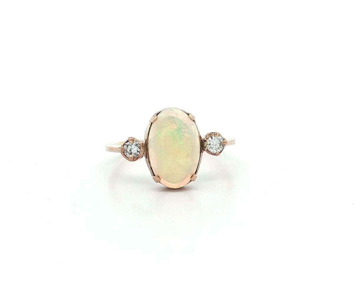 Anello d'epoca in oro giallo con opale ovale cabochon e diamanti da 0,14 carati con 3 pietre in vendita 3
