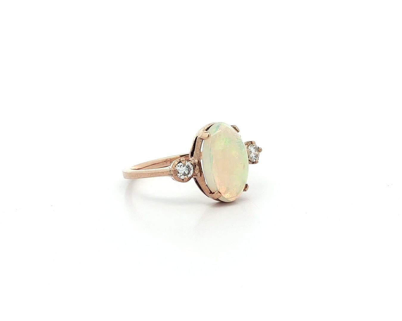 Anello d'epoca in oro giallo con opale ovale cabochon e diamanti da 0,14 carati con 3 pietre in vendita 4