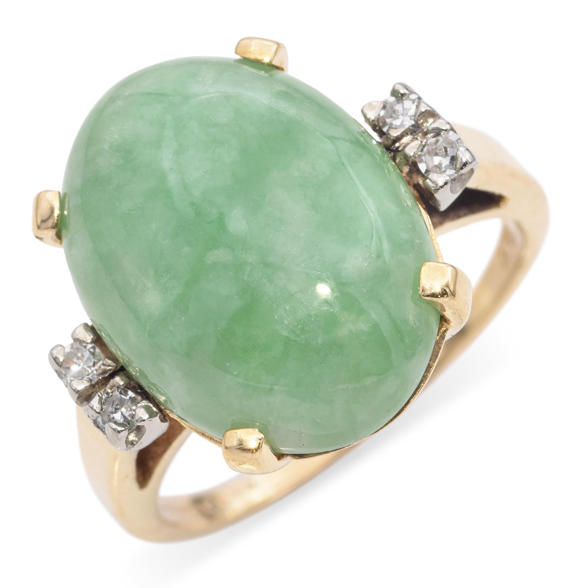 Ein auffälliger Ring aus Gelbgold mit einem ovalen Mittelstück aus grüner Jade. Flankiert von Diamanten im Rundschliff, die einen Hauch von Brillanz verleihen.

Gewicht: 4,9 Gramm 
Stein: Jade 6,56ct; Diamant 0,1TCW (je 0,025ct);
Abmessungen: 16,4 x
